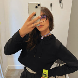 La modella indossa al collo un nastro Boneswimmer in tessuto bandana con charme e ciondoli