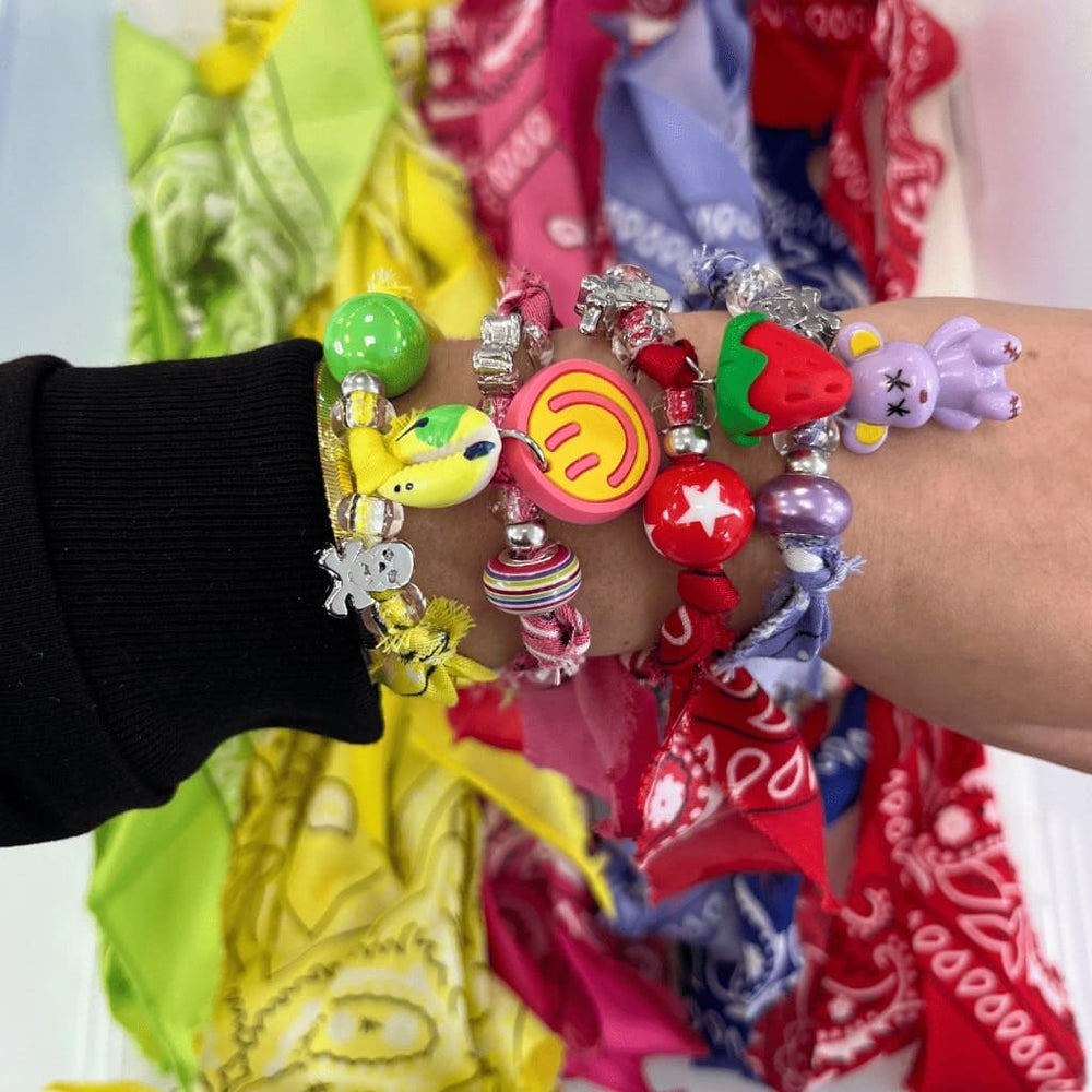 Nastri in tessuto bandana multiuso con charme ciondoli indossati sul polso
