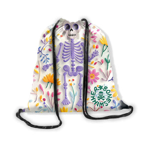 Zainetto sacca a strozzo in microfibra 93Z SPRING con stampa di uno scheletrino viola cucito con fiori e piante colorate su uno sfondo delicato color crema