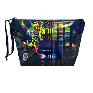 Beauty case da piscina con cerniera Boneswimmer NEON, la stampa rappresenta un giaguaro con colori fluo che emerge dall'ombra