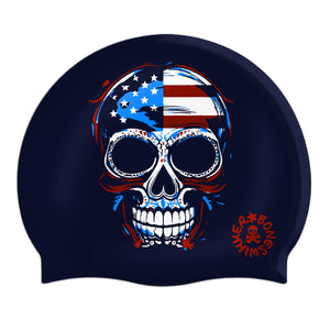 Cuffia da piscina in silicone spessorato, modello STARSKULL Boneswimmer con base colore nero e grafica con un teschio wrappato con la bandiera americana con un ghigno crudele