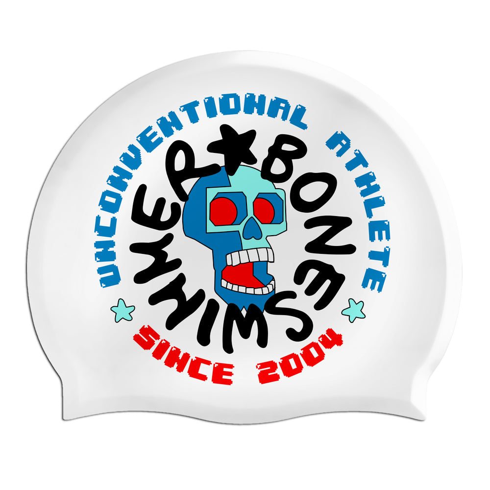 Cuffia da piscina in silicone spessorato, modello UNCONVENTIONAL  Boneswimmer con base colore bianco e grafica con un teschio in 3d e altre scritte boneswimmer style