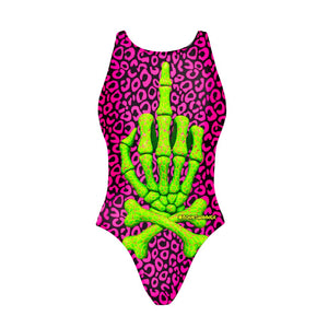 Costume intero da bambina per l'allenamento in piscina, modello Boneswimmer PINUP 487P MACULATO con stampa di una mano scheletrica con il dito medio alzato; vista frontale