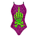 Costume Boneswimmer intero da donna per l'allenamento in piscina, modello IBIZA MACULATO con una mano di scheletro che fa un gesto irriverente; vista frontale