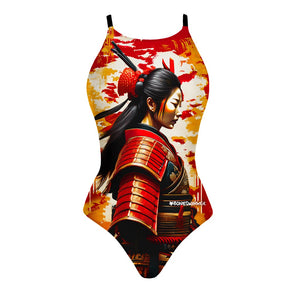 Costume Boneswimmer intero da donna per l'allenamento in piscina, modello IBIZA SAMURAI con una donna in abito da guerra giapponese con colori rossi e autunnali; vista frontale