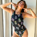 Una modella indossa un costume intero da donna, modello Boneswimmer PINUP ABIBÒ