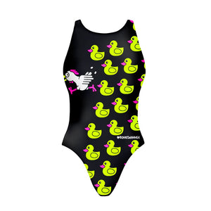 Costume Boneswimmer intero da donna per l'allenamento in piscina, modello PINUP ANSIA con un galletto che fuggi davanti ad un esercito di paperelle giallo fluo; vista frontale
