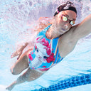 Una nuotatrice fotografata in acqua durante la nuotata a stile libero con indosso un costume unconventional Boneswimmer 