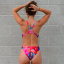 Una modella mostra il retro del costume Boneswimmer modello PINUP BIANCA