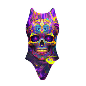 Costume Boneswimmer intero da donna per l'allenamento in piscina, modello PINUP EL DORADO con un teschio dorato e arabescato con colori fluo; vista frontale