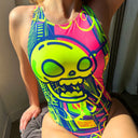 La parte frontale del Boneswimmer PINUP ENJOY con uno teschio fluo su fondo di elementi urbani