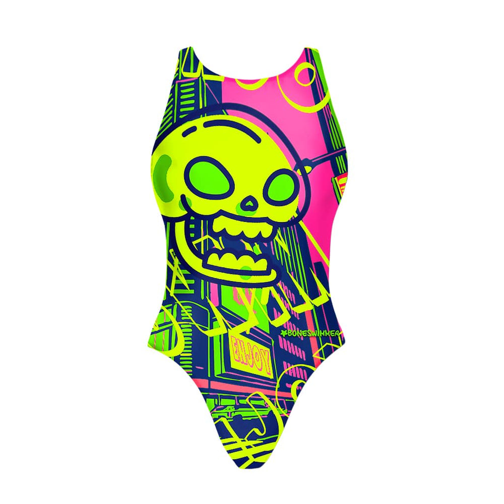 Costume Boneswimmer intero da donna per l'allenamento in piscina, modello PINUP ENJOY con uno teschio fluo su fondo di elementi urbani; vista frontale