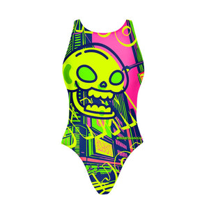 Costume Boneswimmer intero da donna per l'allenamento in piscina, modello PINUP ENJOY con uno teschio fluo su fondo di elementi urbani; vista frontale