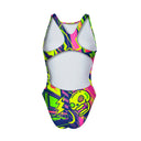 Costume Boneswimmer intero da donna per l'allenamento in piscina, modello PINUP ENJOY con uno teschio fluo su fondo di elementi urbani; vista retro