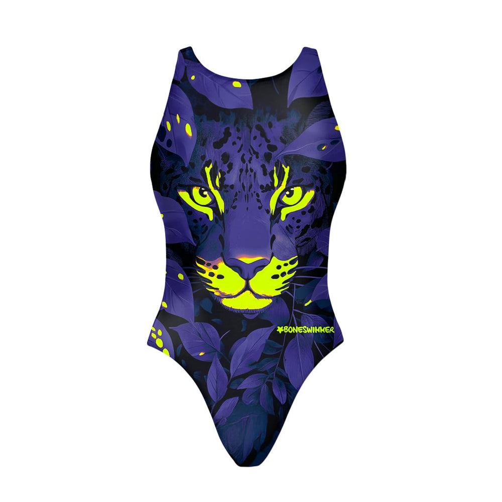 Costume Boneswimmer intero da donna per l'allenamento in piscina, modello PINUP GLOW con un giagurao in ambientazione notturna tra le foglie e segni fluo sul muso; vista frontale