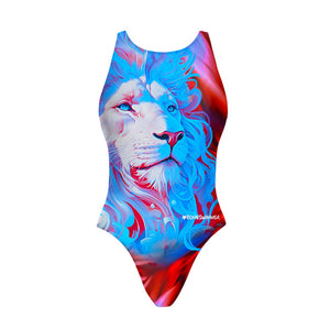 Costume Boneswimmer intero da donna per l'allenamento in piscina, modello PINUP KING con un leone maestoso in colori surreali freddi e caldi; vista frontale