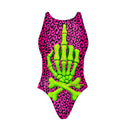 Costume Boneswimmer intero da donna per l'allenamento in piscina, modello PINUP MACULATO con una mano di scheletro che fa un gesto irriverente; vista frontale