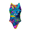 Costume Boneswimmer intero da donna per l'allenamento in piscina, modello PINUP MARGÔ con un gatto sphinx circondato di pesci che nuotano; vista frontale