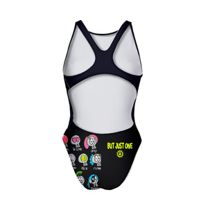 Costume Boneswimmer intero da donna per l'allenamento in piscina, modello PINUP MONSTER con un serie di iconcine di mostriciattoli-teschio su sfondo nero; vista posteriore