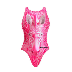 Costume Boneswimmer intero da donna per l'allenamento in piscina, modello PINUP Rosè con la testa di una zebra bianca e rosa che spunta in 3d dal fondo; vista frontale