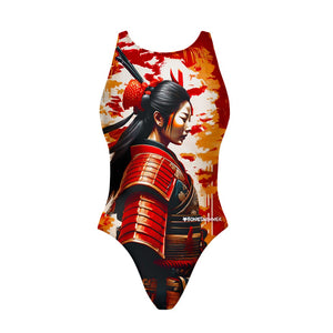 Costume Boneswimmer intero da donna per l'allenamento in piscina, modello PINUP SAMURAI con una donna in abito da guerra giapponese con colori rossi e autunnali; vista frontale