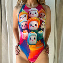 Una modella mostra il fronte del costume BONESWIMMER SUSHI con personaggi kawaii a forma di sushi