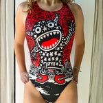 Una modella indossa il costume Boneswimmer modello PINUP TRIBALE
