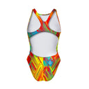 Costume Boneswimmer intero da donna per l'allenamento in piscina, modello PINUP FUSION con una trama striata con colori fiammanti; vista posteriore