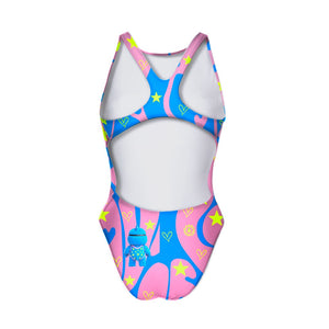 Costume Boneswimmer intero da donna per l'allenamento in piscina, modello PINUP LAKUKU con un pupazzetto stile Labubu su fondo rosa e striato di azzurro; vista posteriore