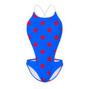 Costume intero modello Boneswimmer DEGA L033D STARS, adatto al nuoto nel tempo libero, con fantasia a stelle a contrasto fluo rosse su blu