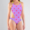 Modella indossa il costume intero Boneswimmer DEGA L031DF Lilla Selle Rosso Fluo