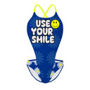 Costume intero modello Boneswimmer DEGA L024DF, adatto al nuoto nel tempo libero, con fantasia di margherite su fondo blu e scritta USE YOUR SMILE