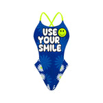 Costume da nuoto Boneswimmer per il tempo libero, modello ALTE da Bambina - L024AF USE YOUR SMILE, una scritta bianca USE YOUR SMILE su fondo fiorato a margherite blu