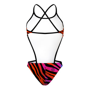 Costume da donna intero per il nuoto in piscina nel tempo libero, mod. DEGA a vita bassa e fianchi scoperti L005D TIGER, retro con stampa del manto tigrato della tigre posta sul fronte 