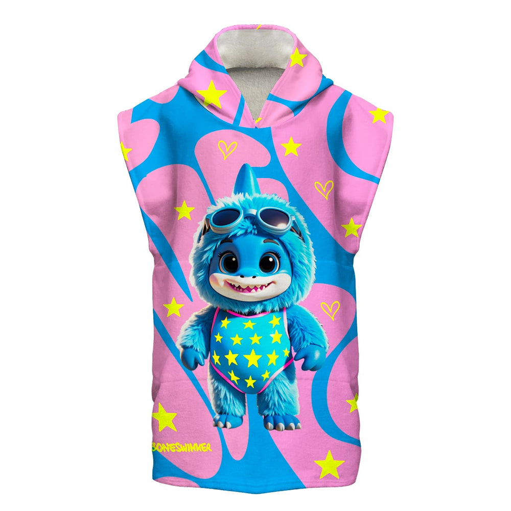 Vista frontale del Poncho in microfibra Boneswimmer modello LAKUKU con un pupazzo colorato in stile labubu azzurro su fondo rosa e azzurro