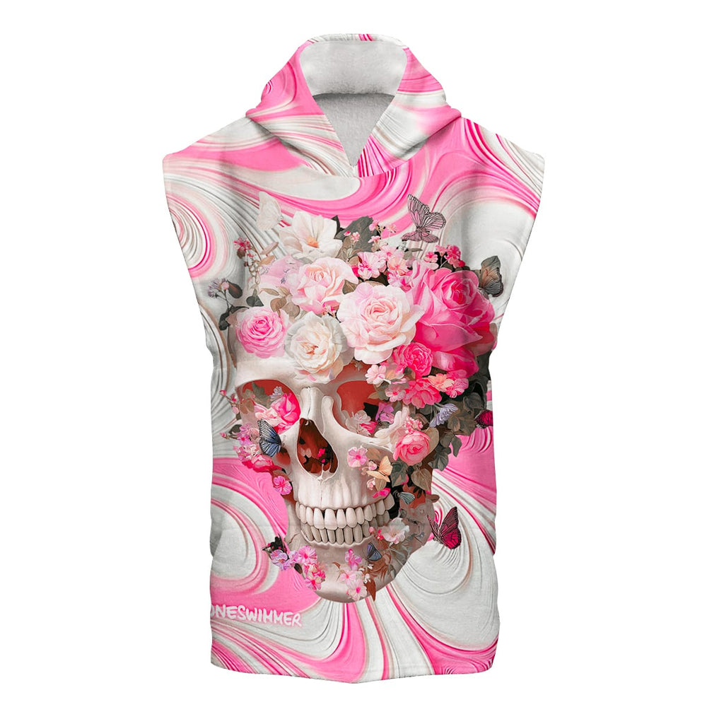 Vista frontale del Poncho in microfibra Boneswimmer modello TESCHIO ROSA con un poetico teschio incoronato di rose su fondo bianco e rosa