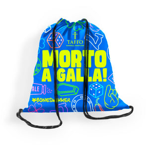 Zainetto a sacca con chiusura a strozzo in microfibra Boneswimmer, modello GALLA, in collaborazione con Taffo, con elementi scaramantici e frase MORTO A GALLA!