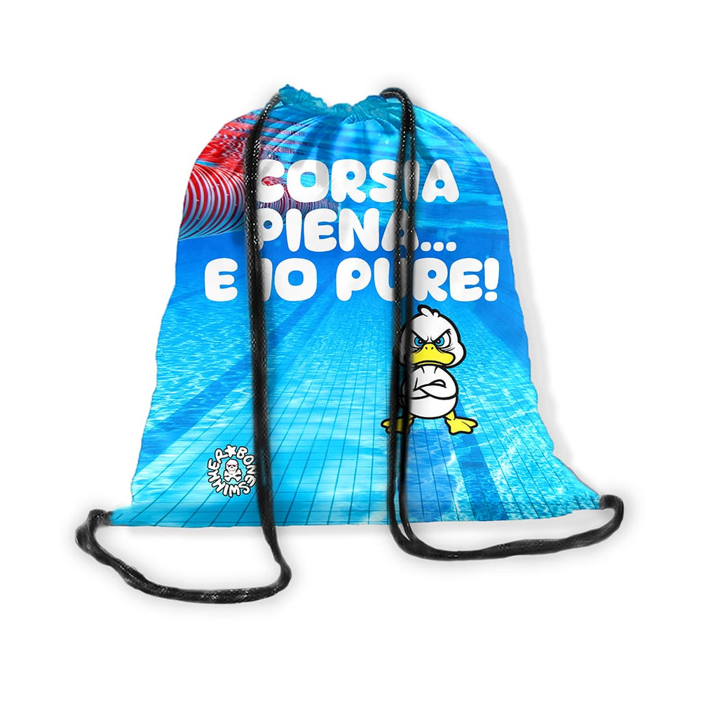 Zainetto a sacca con chiusura a strozzo in microfibra, stampa con un paperotto determinato e frase ad effetto CORSIA PIENA E IO PURE sulla sfondo di una corsia di piscina