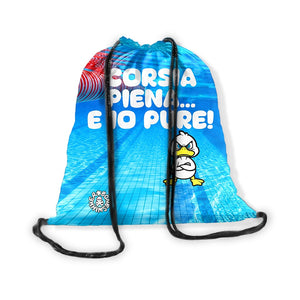 Zainetto a sacca con chiusura a strozzo in microfibra, stampa con un paperotto determinato e frase ad effetto CORSIA PIENA E IO PURE sulla sfondo di una corsia di piscina
