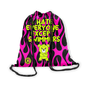 Zainetto a sacca con chiusura a strozzo in microfibra, stampa con un orsetto giallo fluo e frase ad effetto "I hate everyone except swimmers"