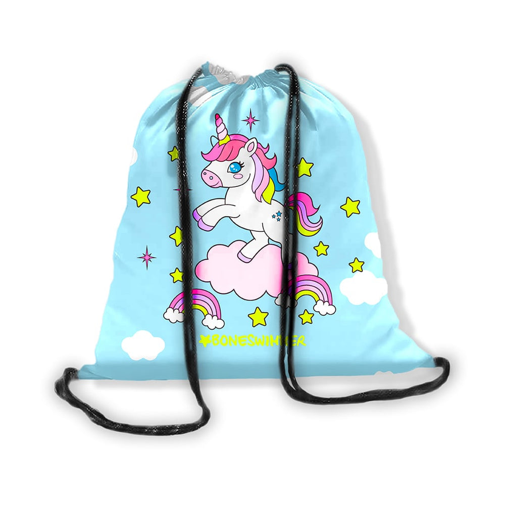Zainetto Boneswimmer a sacca con chiusura a strozzo in microfibra, modello M021ZAF, con un simpatico unicorno su un cielo azzurro