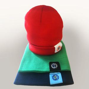 Varianti colore berretto beanie in maglia risvoltato, rosso, verde e blu scuro