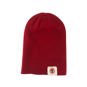 Berretto beanie in maglia disteso, rosso con etichetta Boneswimmer in risalto color bianco