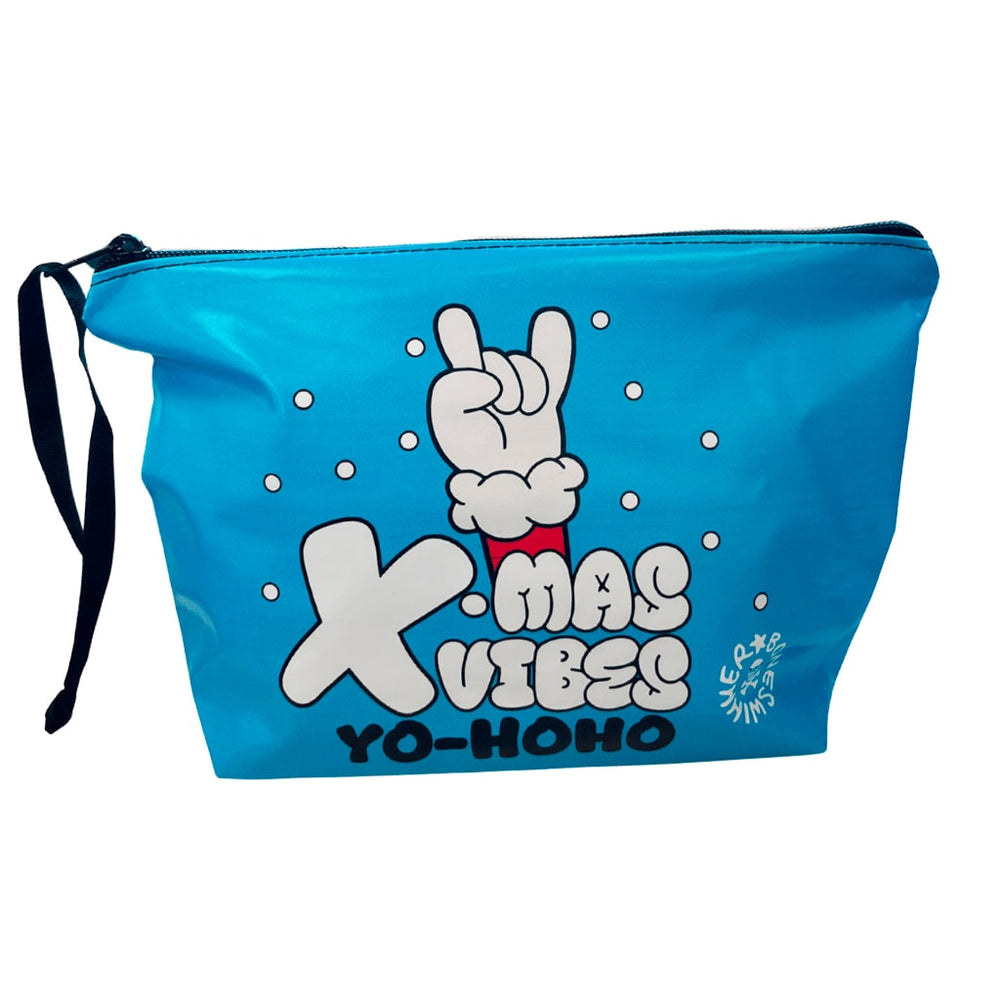 Il beauty azzurro con scritte natalizie e la mano di Babbo Natale in un gesto cool; idee regalo Natale 2025 di Boneswimmer