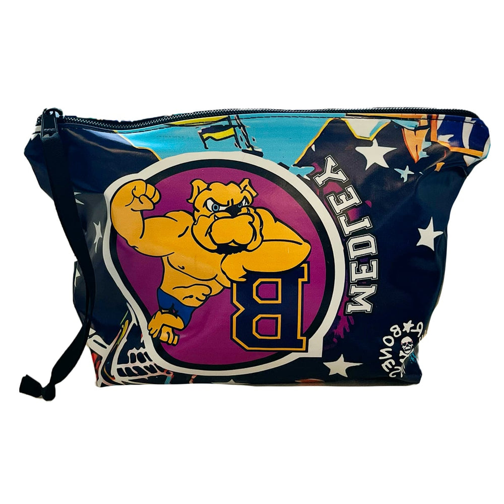 Beauty in pvc con zip, prodotto da Boneswimmer per la linea Medley dedicata a chi nuota in stile misto; la grafica richiama quella dei college americani e presenta al centro un muscoloso bulldog  