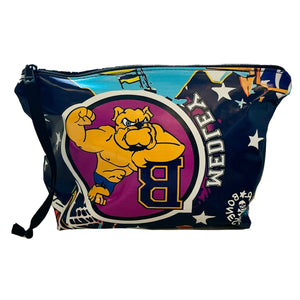 Beauty in pvc con zip, prodotto da Boneswimmer per la linea Medley dedicata a chi nuota in stile misto; la grafica richiama quella dei college americani e presenta al centro un muscoloso bulldog  