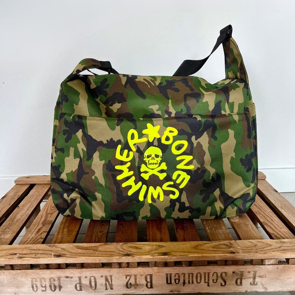Borsone con tracolla colore Camouflage con logo giallo fluo al centro, foto frontale