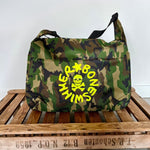 Borsone con tracolla colore Camouflage con logo giallo fluo al centro, foto frontale