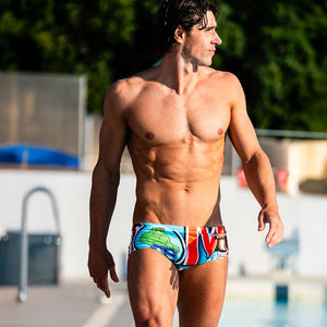 Un modello indossa il costume Boneswimmer parigamba UCLA BREAST in piscina
