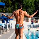 Un modello indossa il costume Boneswimmer parigamba UCLA BREAST in piscina, mostrando il lato posteriore